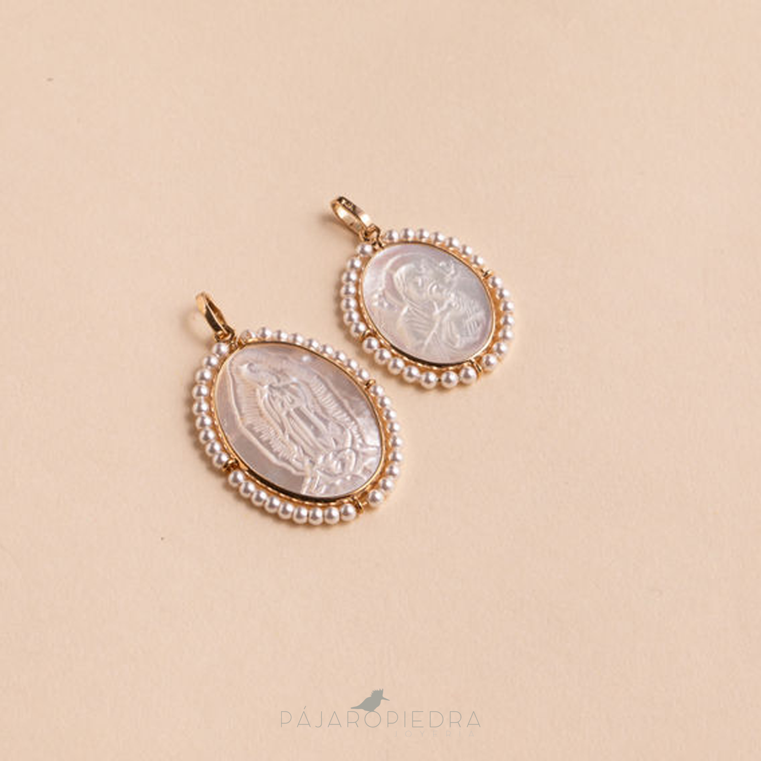 Medalla labrada madre perla (Fine Jewelry)