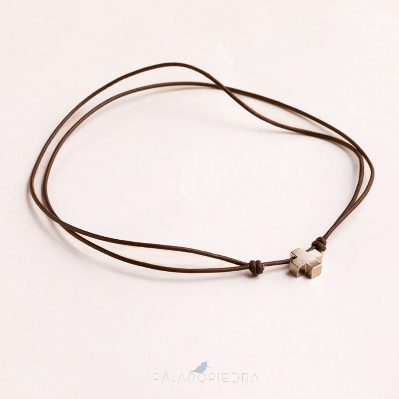 Collar Cuero Cruz Suiza · Bolos