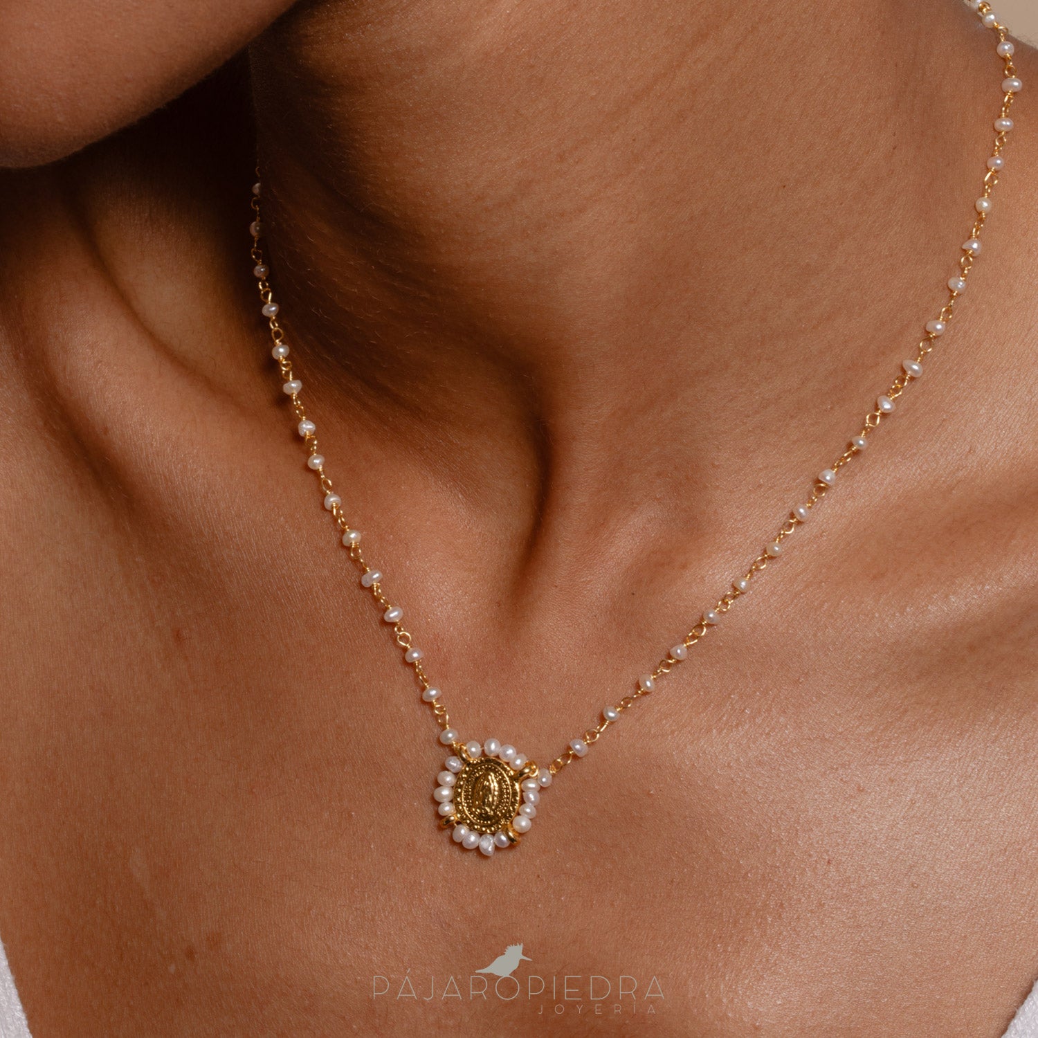Collar virgen perlas engarzada