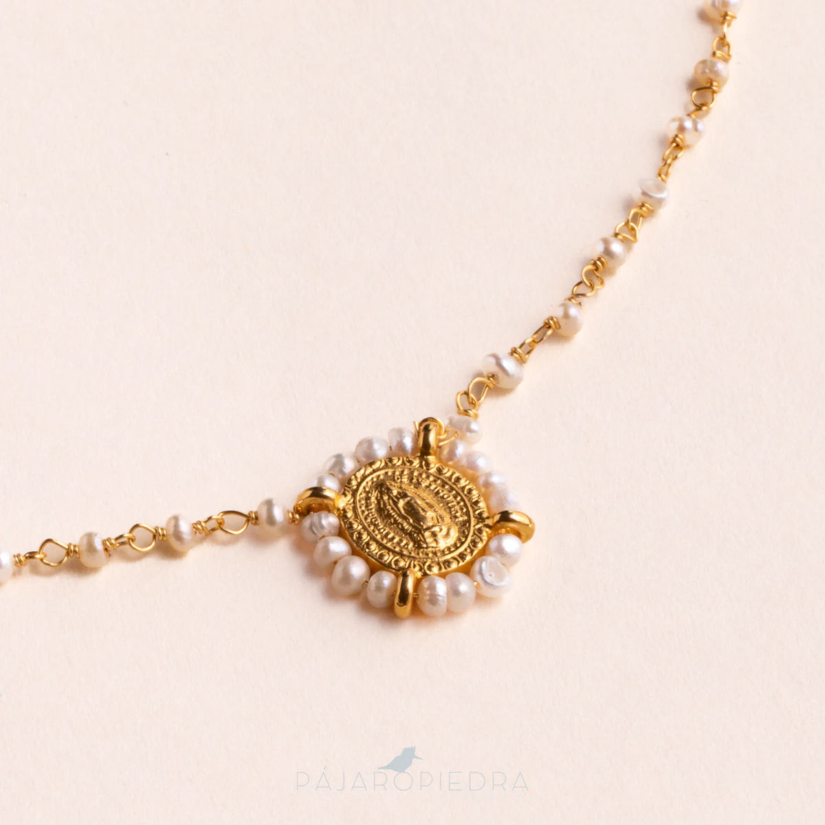 Collar virgen perlas engarzada