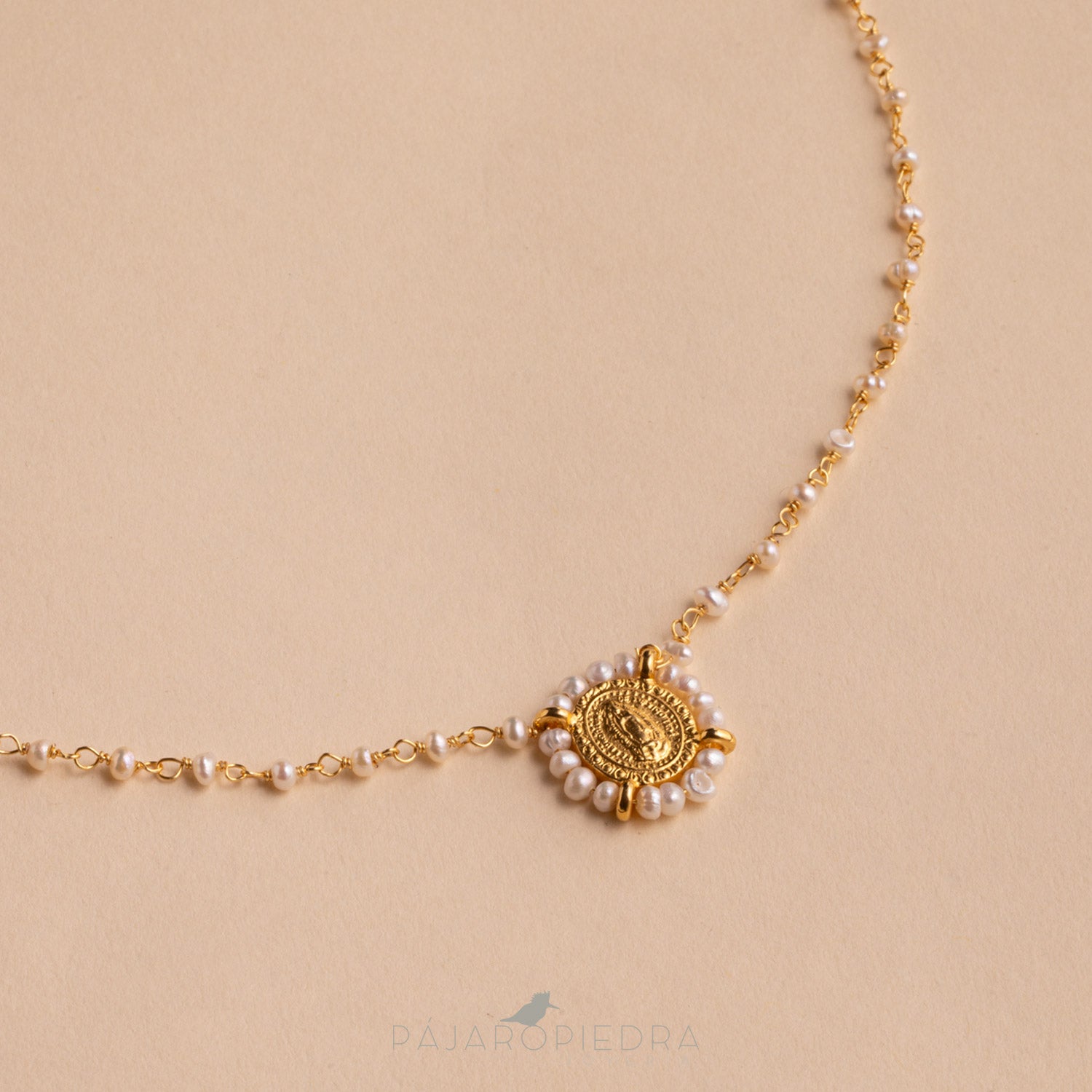 Collar virgen perlas engarzada