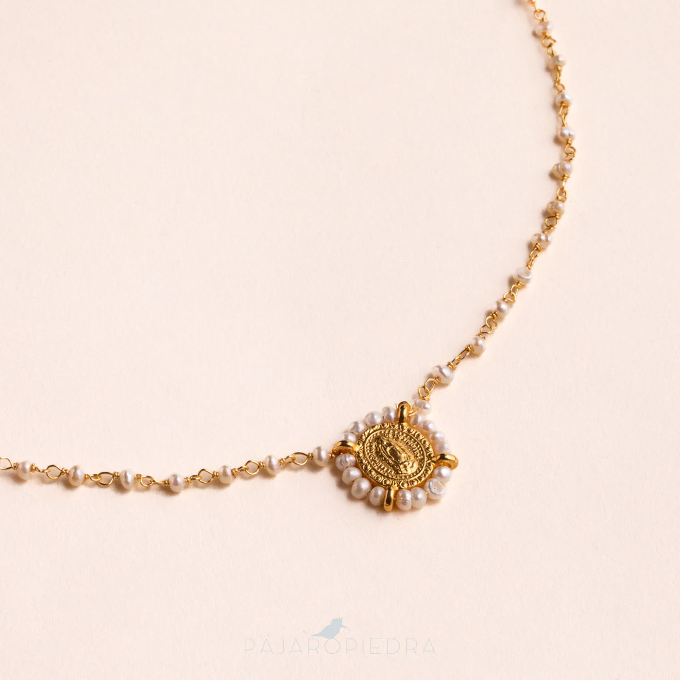 Collar virgen perlas engarzada