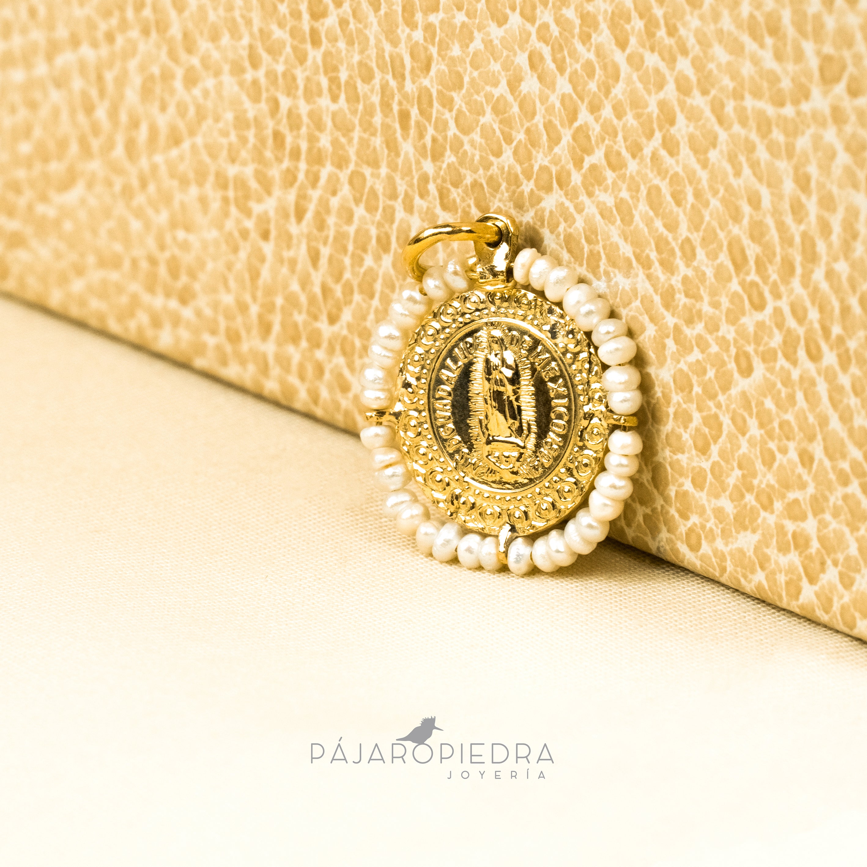 Medalla Virgen con perlas (Fine Jewelry)