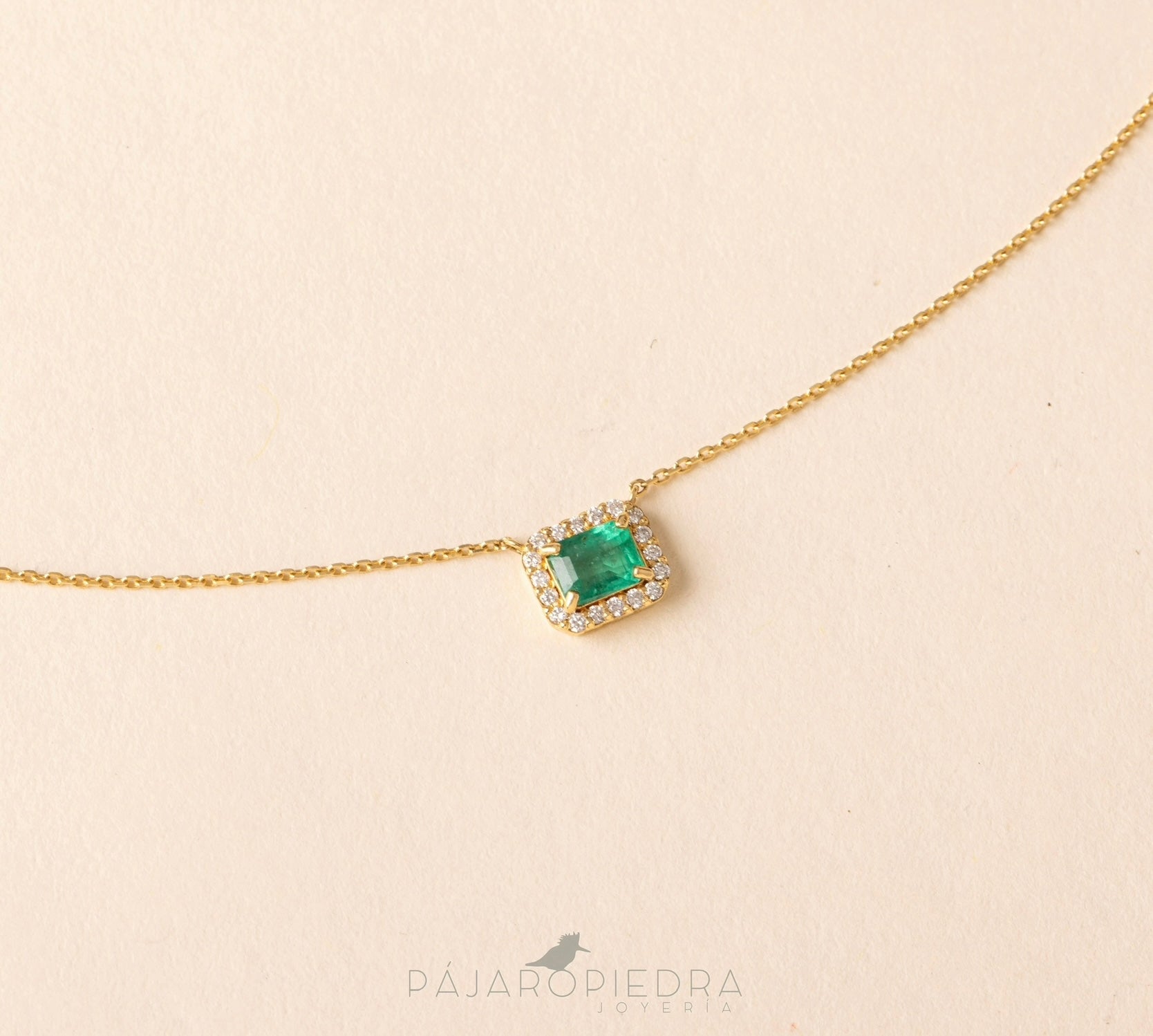 Collar Dije Esmeralda Halo (Fine Jewelry)