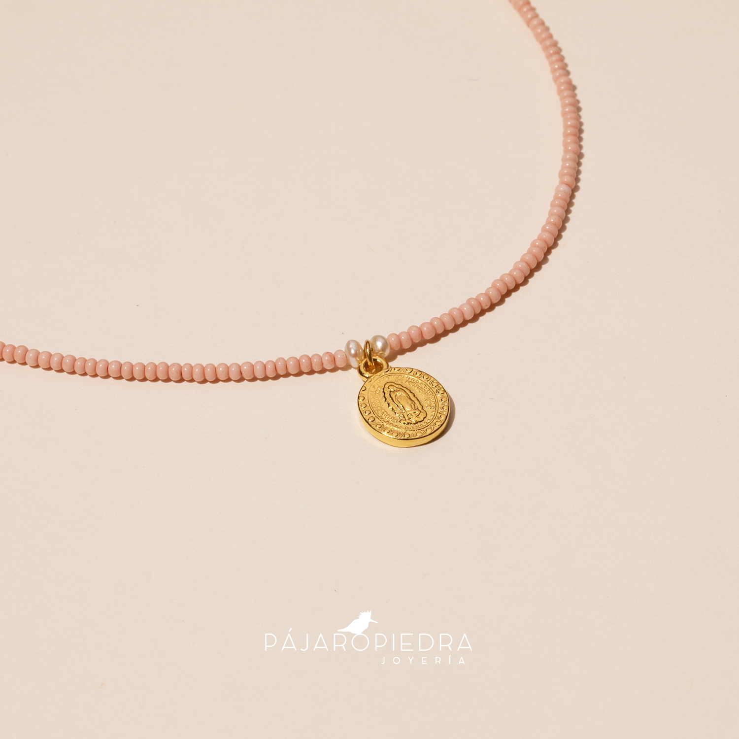 Collar Piedritas con Virgen